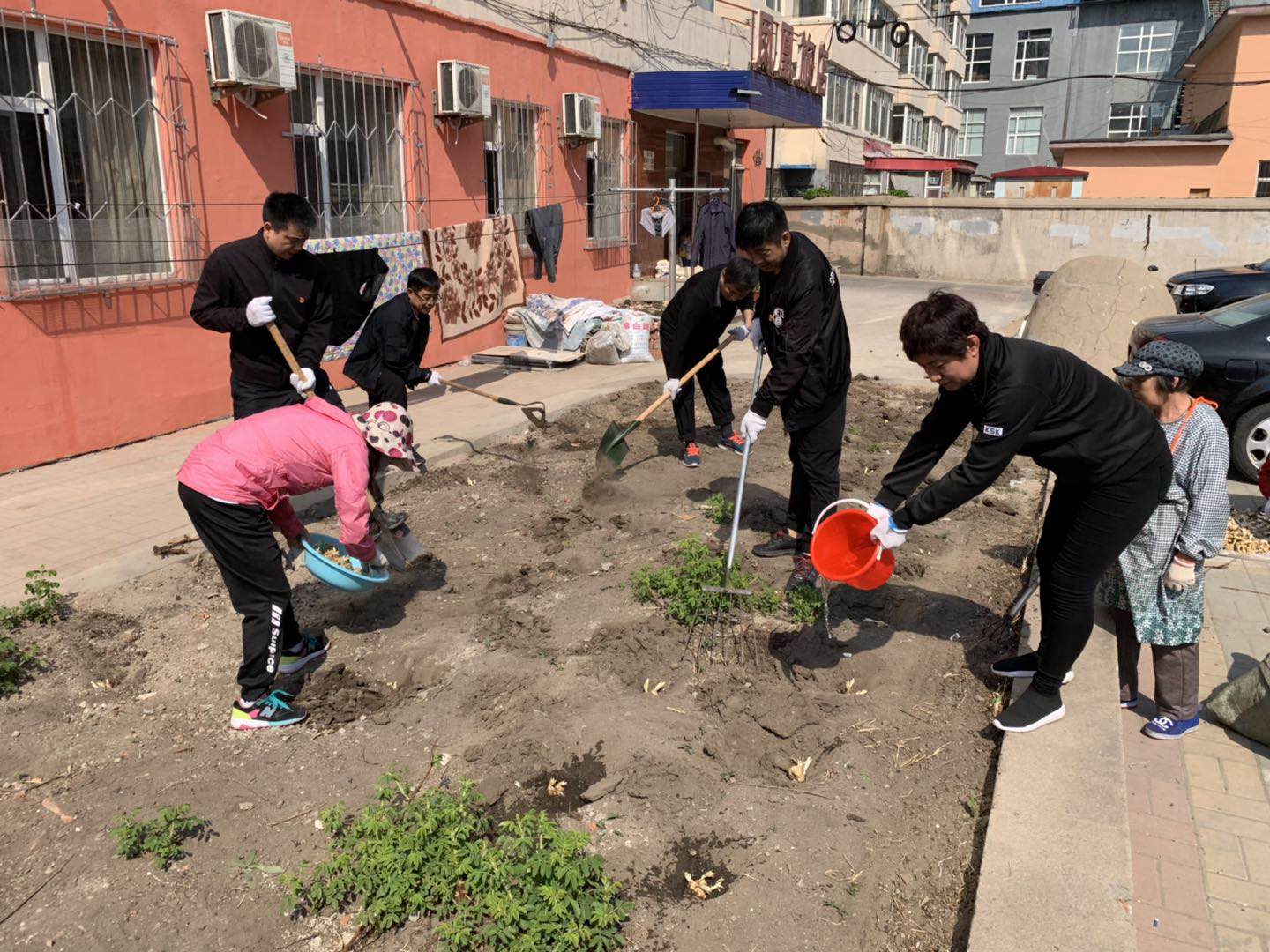 “精準(zhǔn)服務(wù)進(jìn)社區(qū)，攜手共建文明城”清理及種植花壇花種活動(dòng)